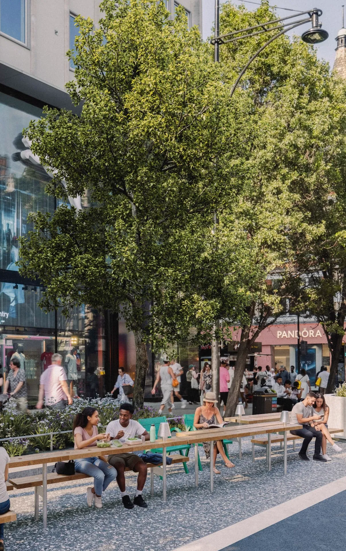 Rue piétonne plantée avec grandes tables partagées