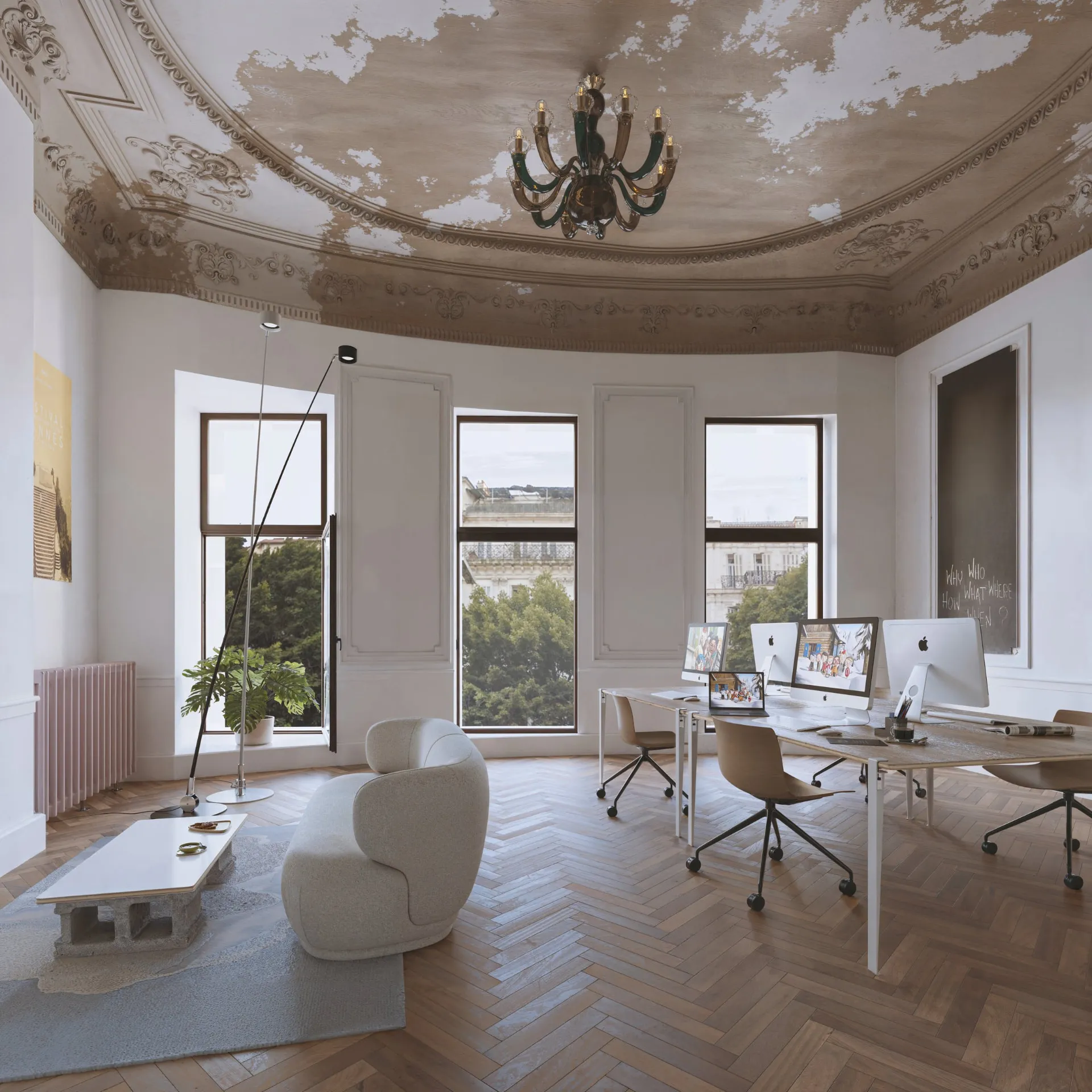 Bureau d’atelier lumineux sous un plafond mouluré