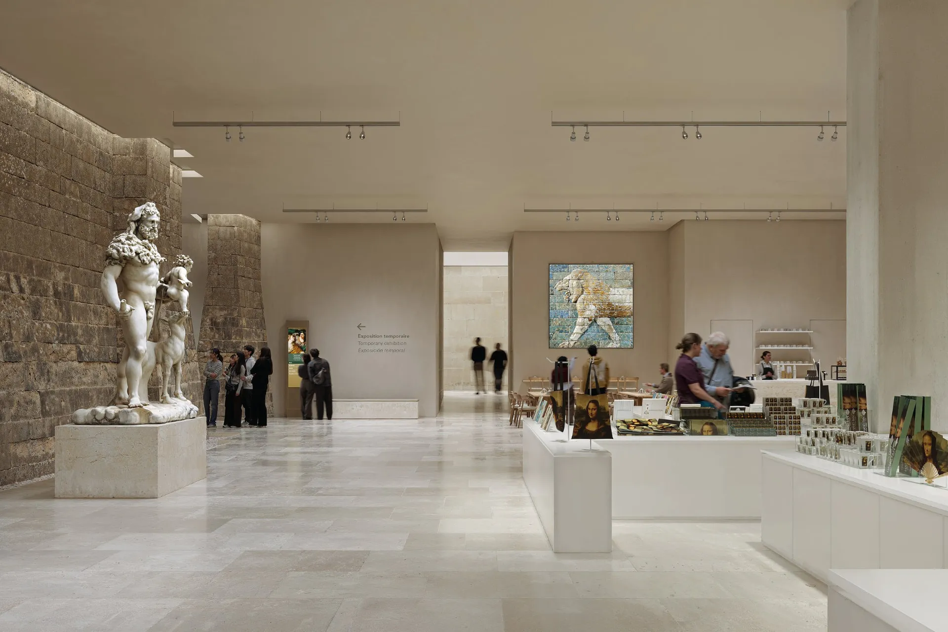 Hall de musée en pierre claire avec statue